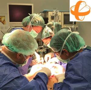 El Dr. Jose Angel González ORL de la Unidad de Otorrinolaringología del Centro Médico Sendagrup de San Sebastián, dirigiendo una cirugía compleja nasal, de cornetes y nasosinusal