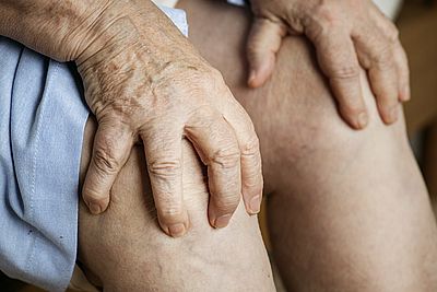 Artrosis o desgaste de rodilla dolorosa en mujer mayor