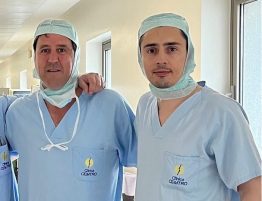 El Dr. Mikel Zaldúa de la Unidad de Cirugía Protésica de Sendagrup, junto con el Dr. Luis Novoa de la Clinica Cemtro
